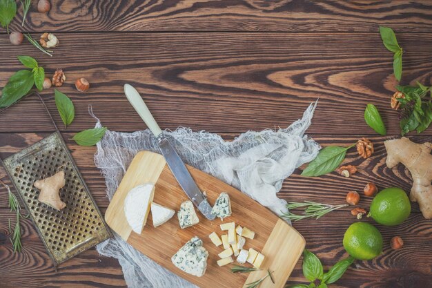 Deska serów i świeże zioła